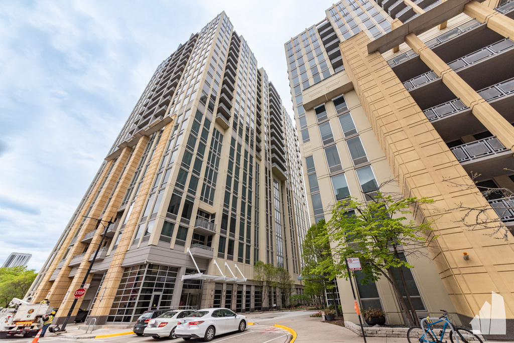 700 N Larrabee Street - Photo 0