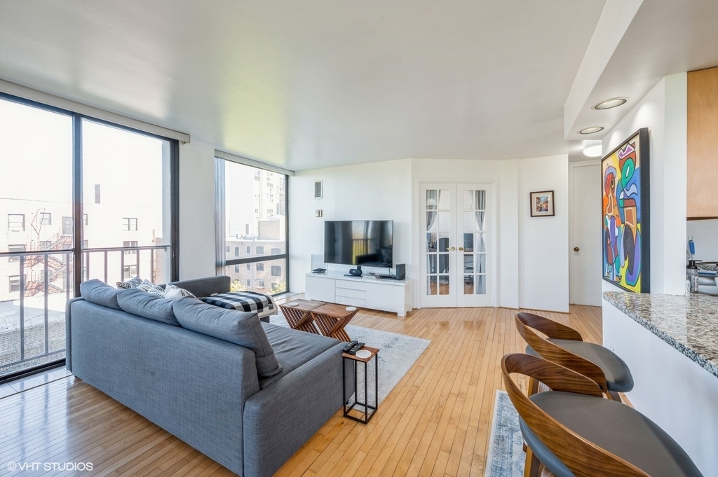 345 W Fullerton Parkway - Photo 1