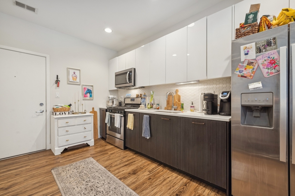 1045 W Cornelia Avenue - Photo 3
