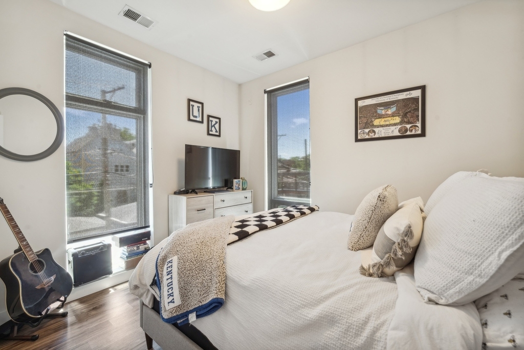 1045 W Cornelia Avenue - Photo 7