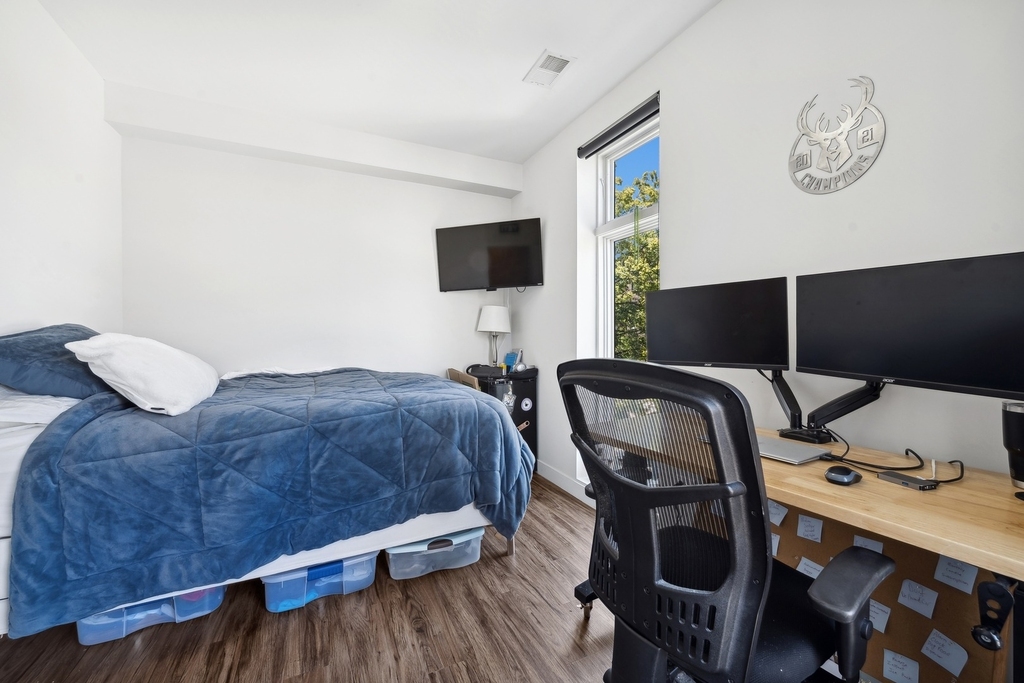 1045 W Cornelia Avenue - Photo 8