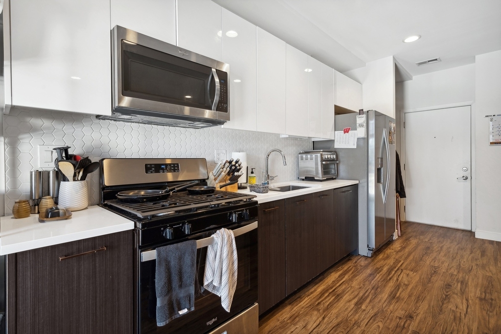 1045 W Cornelia Avenue - Photo 4