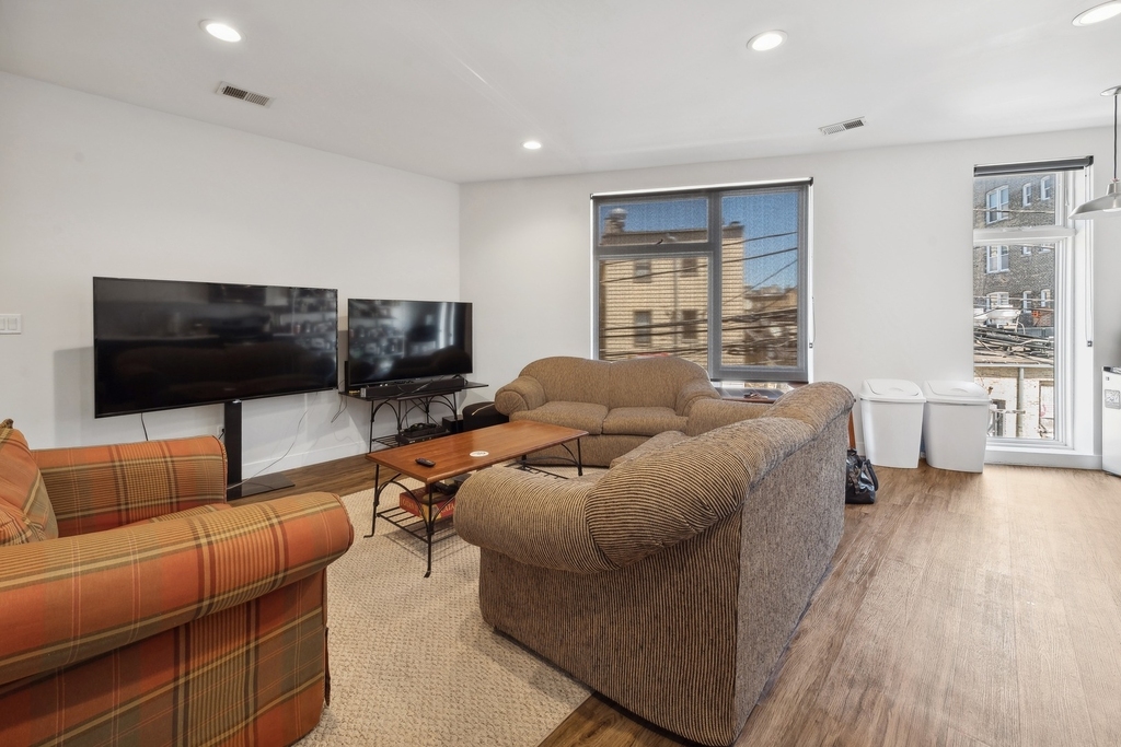 1045 W Cornelia Avenue - Photo 2