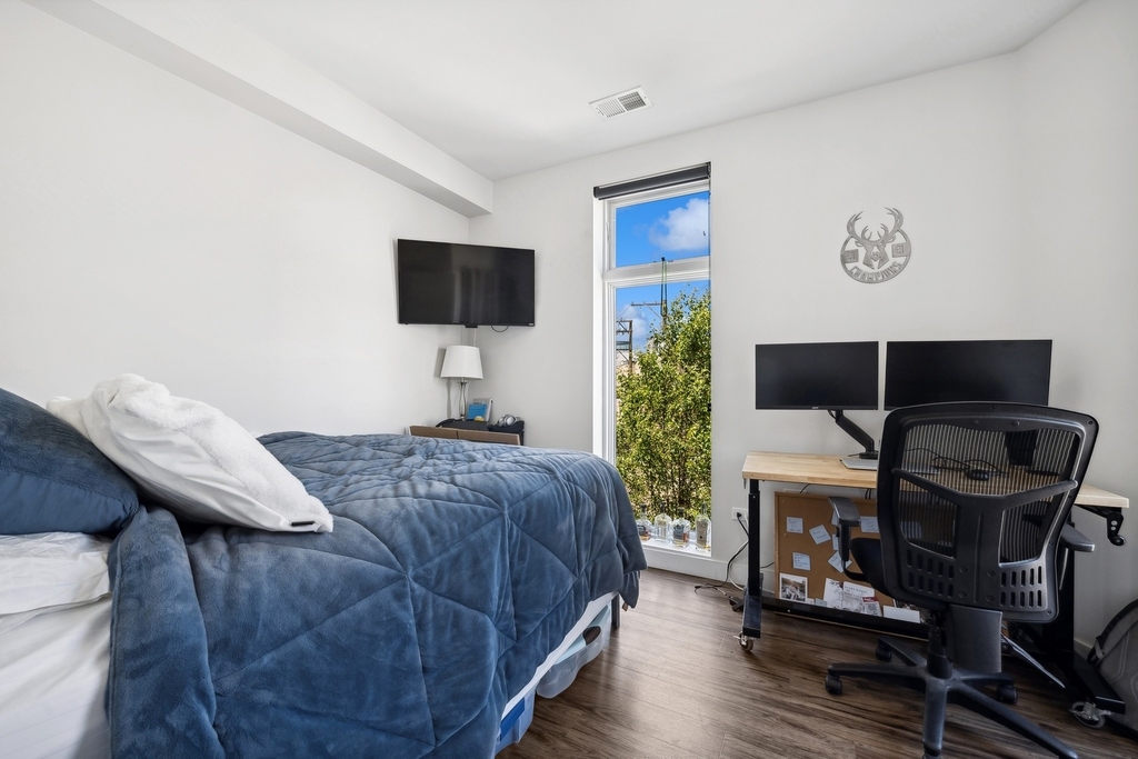 1045 W Cornelia Avenue - Photo 7