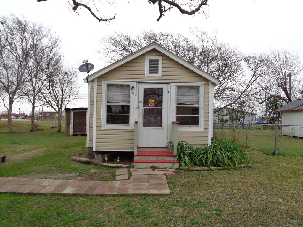 310 S Avenue D - Photo 0