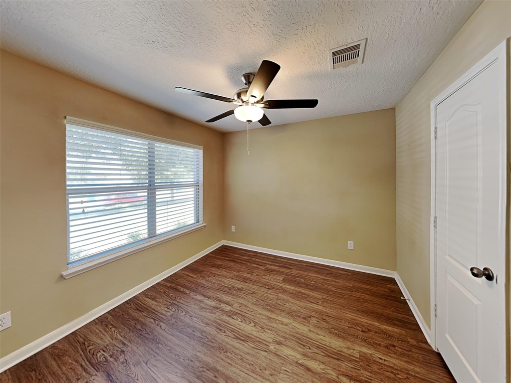 3030 Legends York Drive - Photo 15