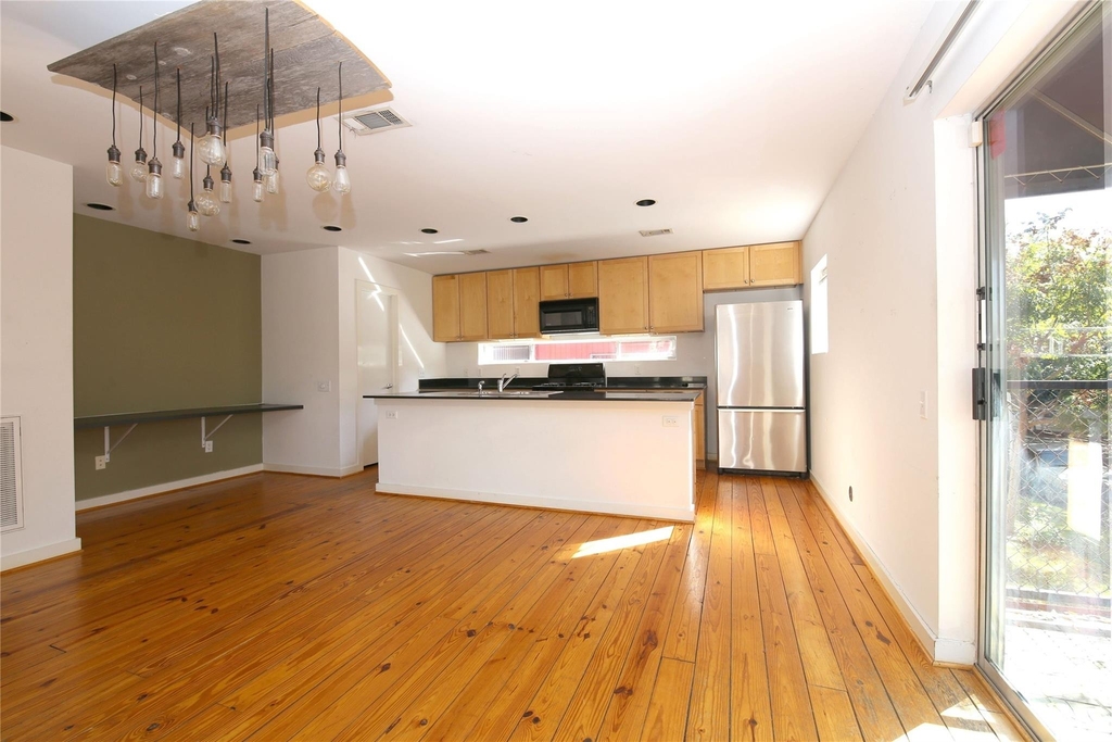 2819 Crawford - Photo 4