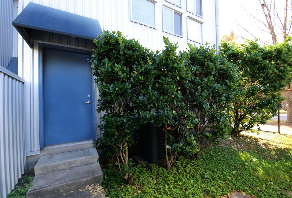 2819 Crawford - Photo 1
