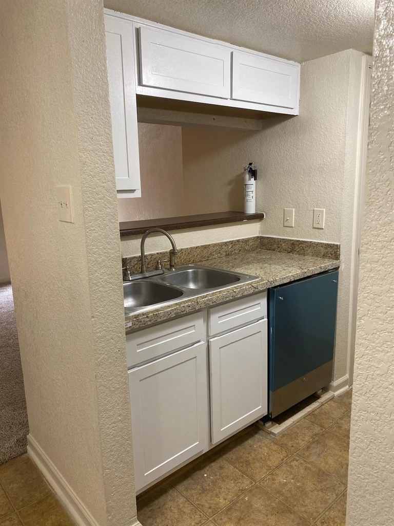 8100 Creekbend Drive - Photo 6