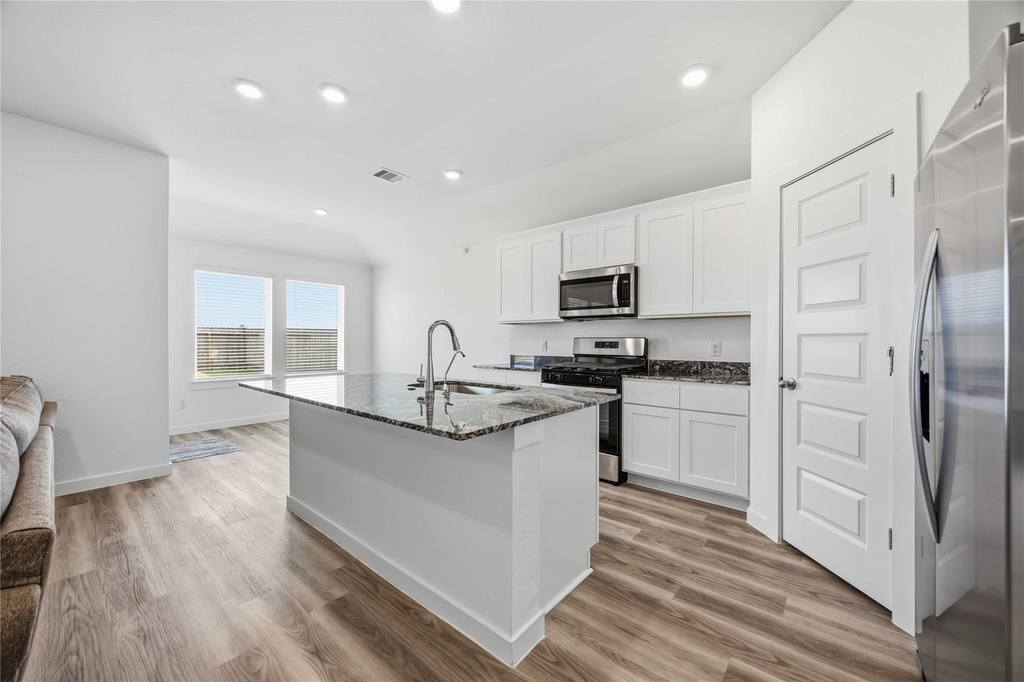 9522 Wall Street - Photo 11