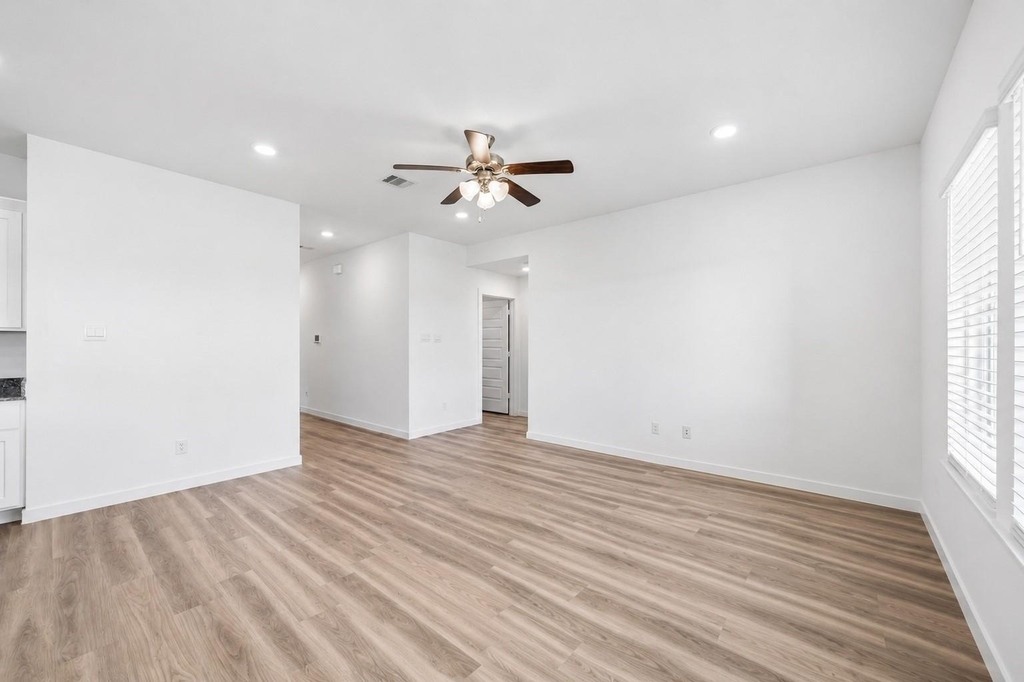 9522 Wall Street - Photo 8