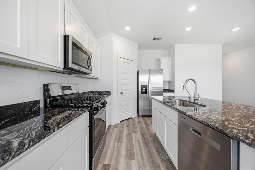 9522 Wall Street - Photo 12