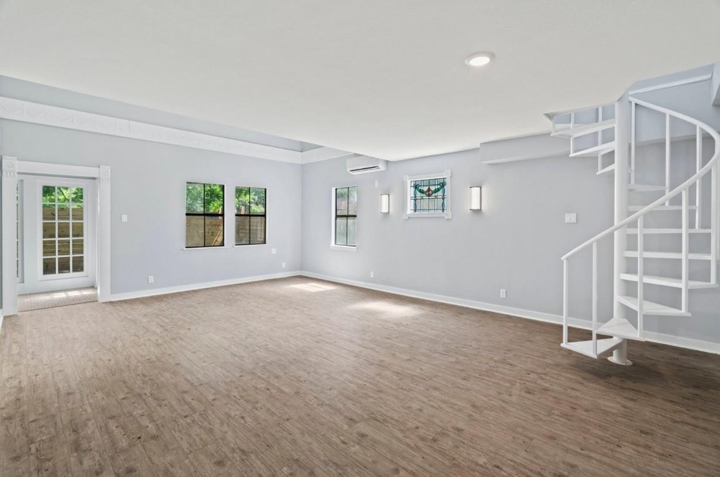 204 E Houston Street - Photo 0