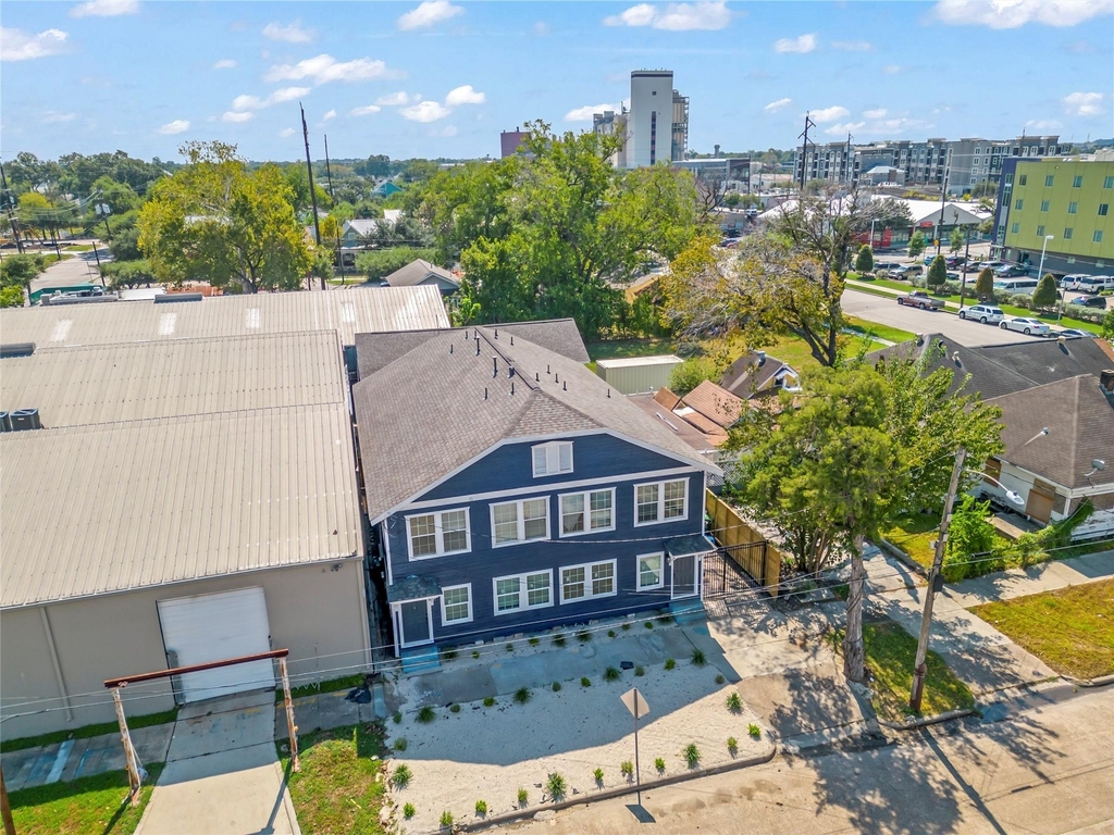 305 Roberts Street - Photo 0