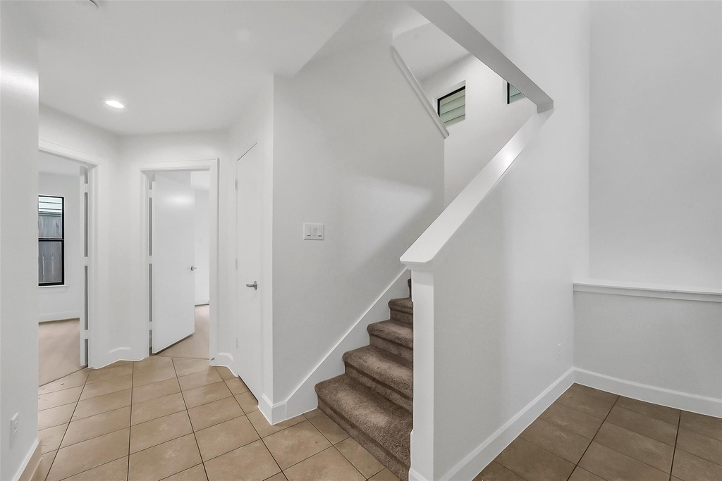 650 Westcross Street - Photo 9