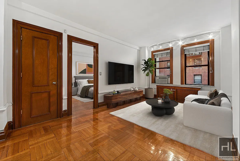 West 58 Street - Photo 1