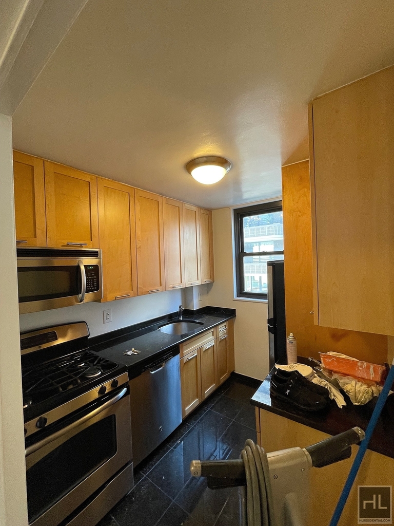 East 49 Street - Photo 6