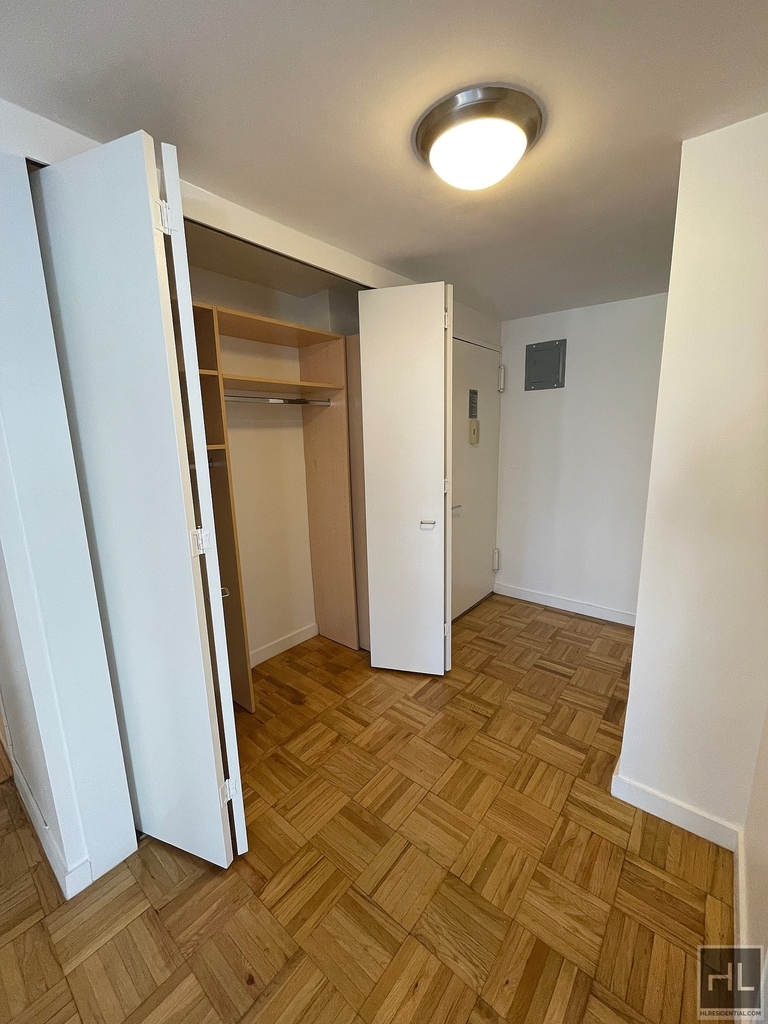 East 49 Street - Photo 5