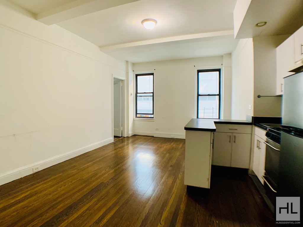 East 46 Street - Photo 1
