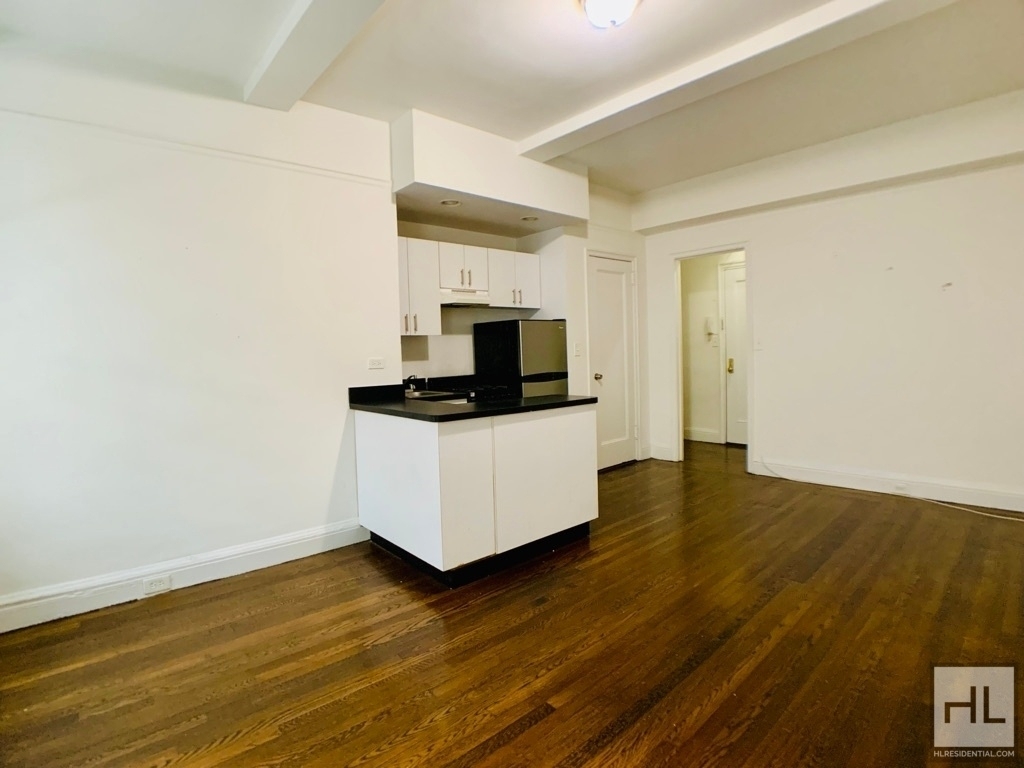 East 46 Street - Photo 0