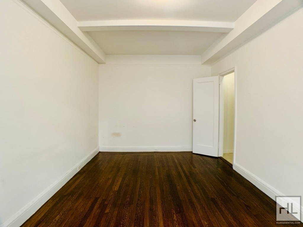 East 46 Street - Photo 2