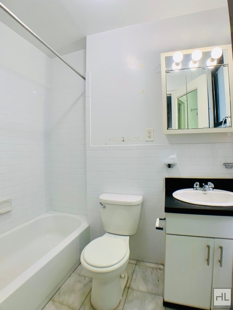 East 46 Street - Photo 4