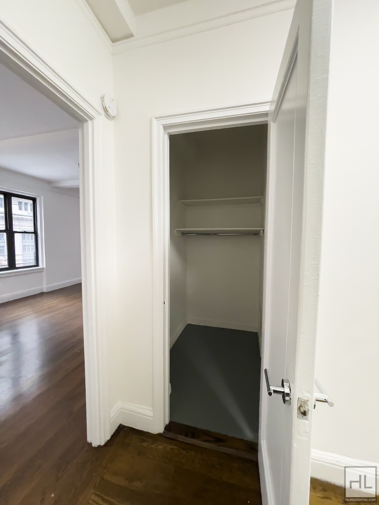 East 46 Street - Photo 3