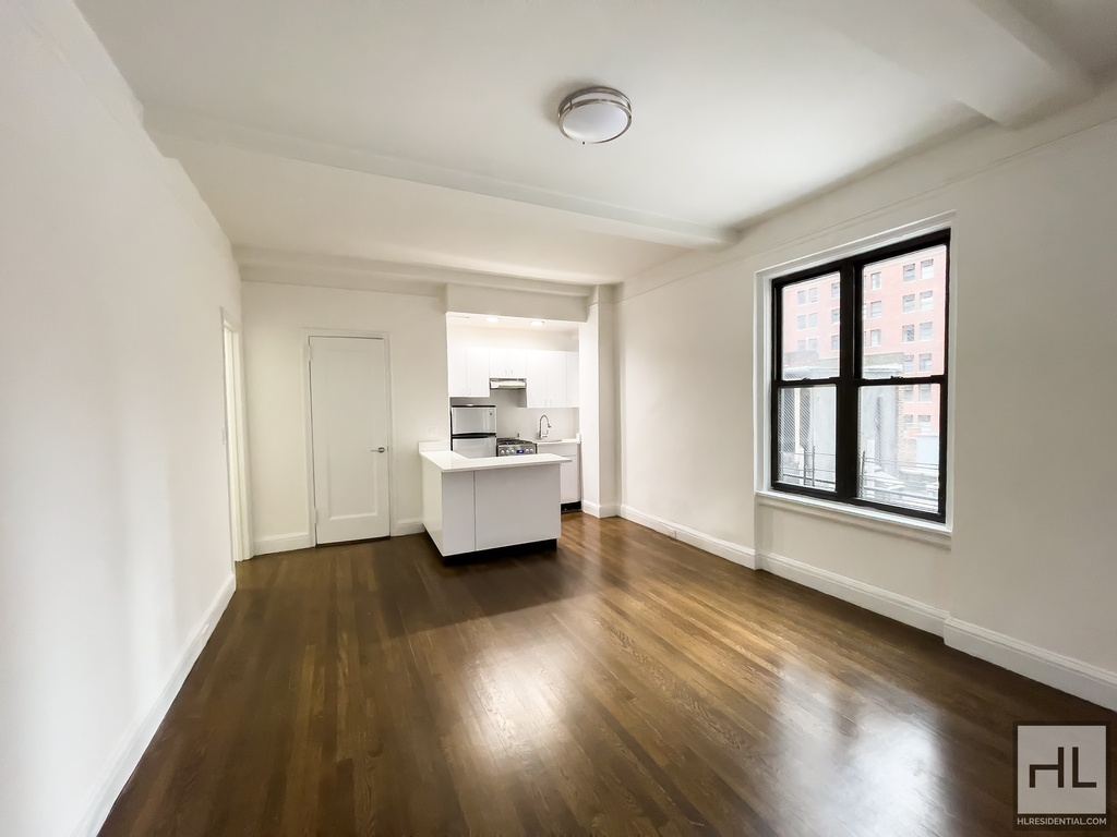 East 46 Street - Photo 0