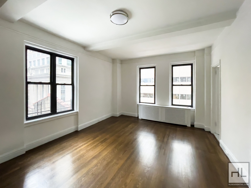 East 46 Street - Photo 1
