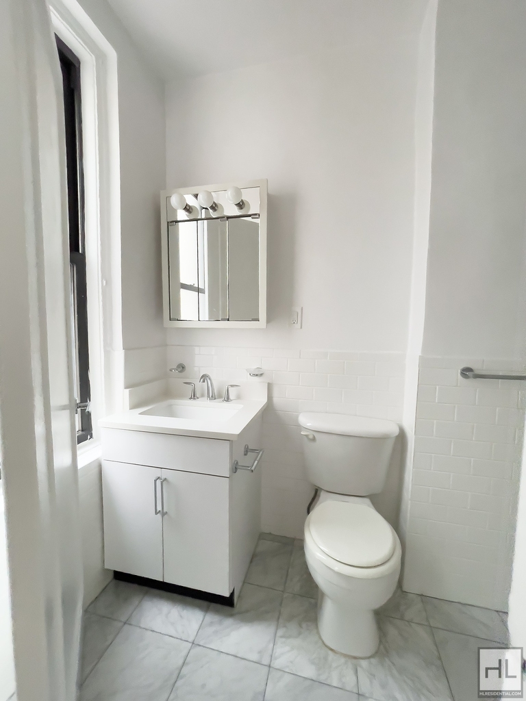 East 46 Street - Photo 4