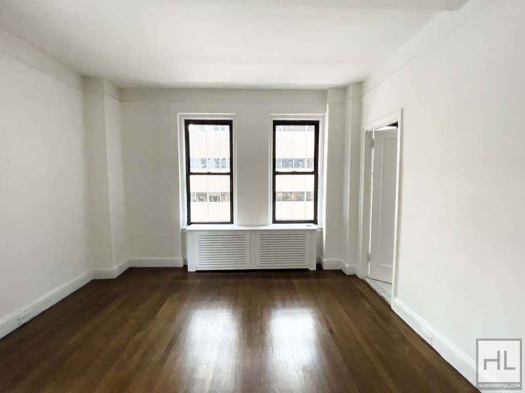 East 46 Street - Photo 2
