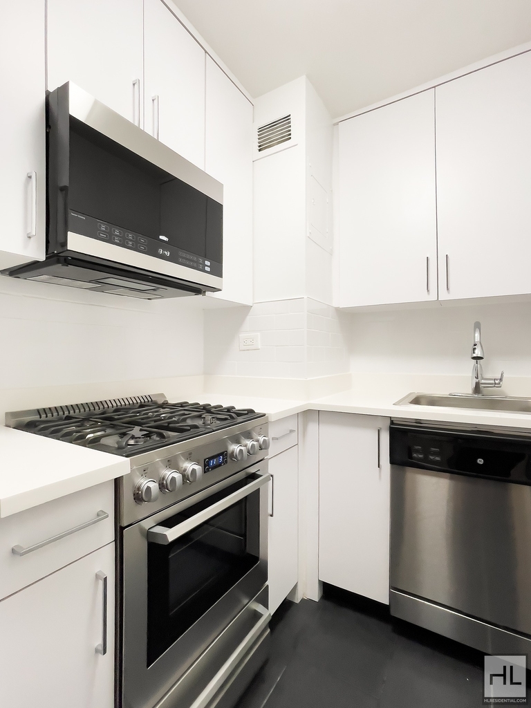 East 56 Street - Photo 0