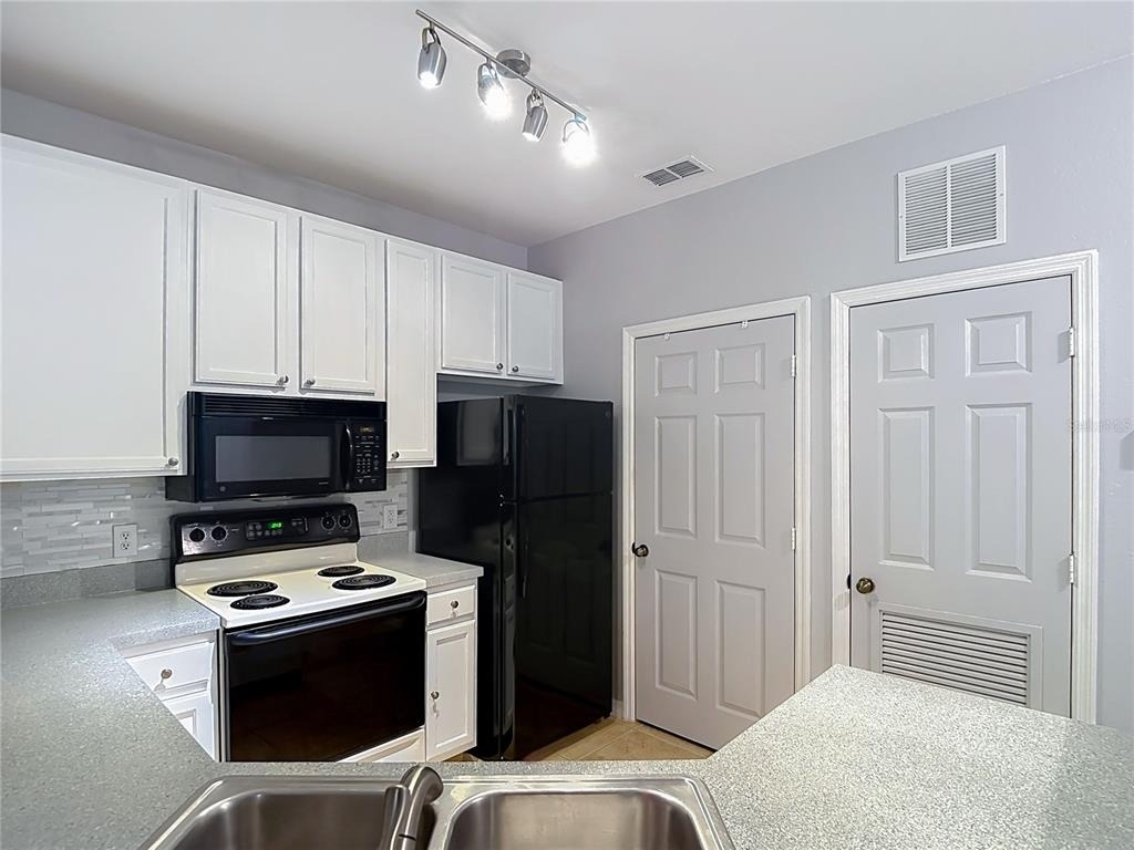 10201 Courtney Palms Boulevard - Photo 9