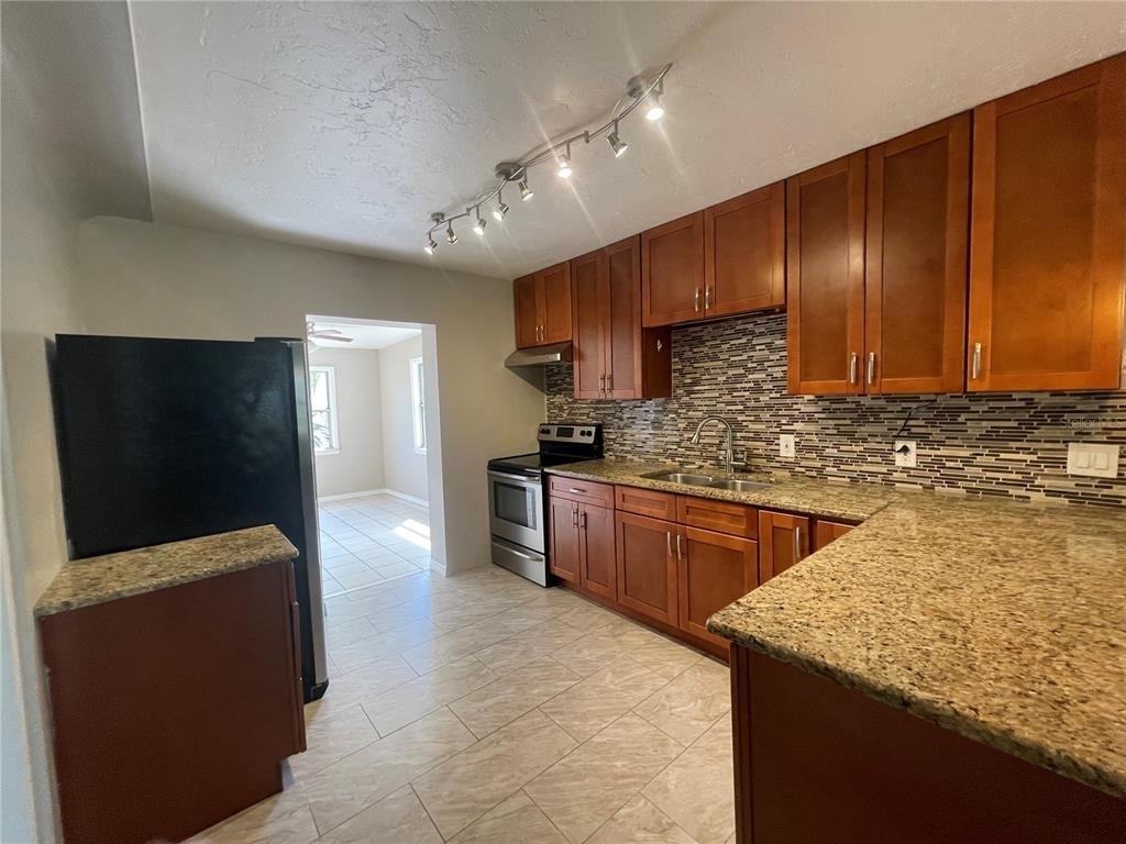 5036 Oxford Avenue N - Photo 3