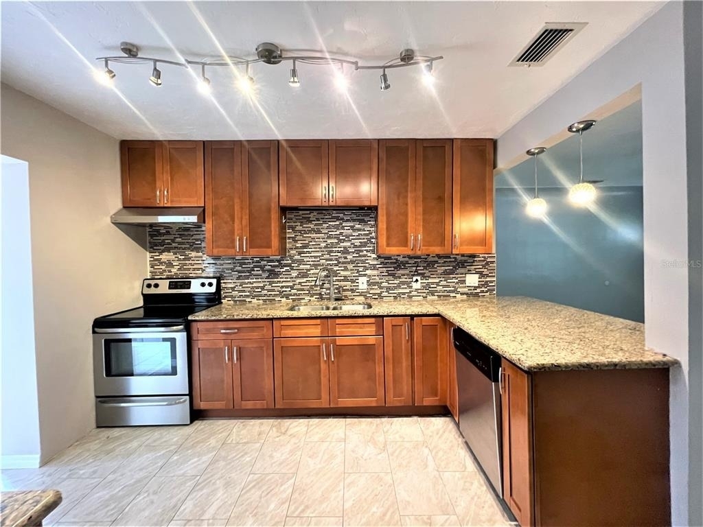 5036 Oxford Avenue N - Photo 2