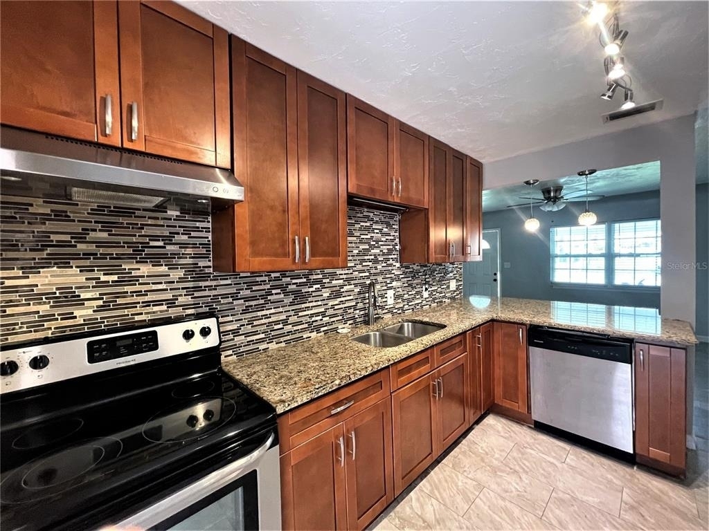 5036 Oxford Avenue N - Photo 4