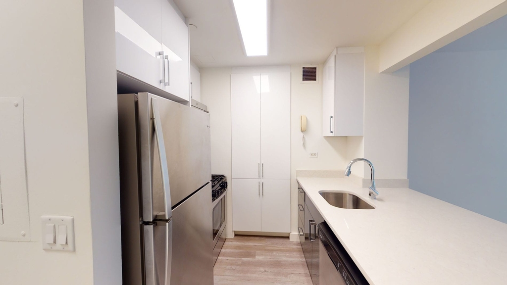 10 Hanover Square - Photo 1