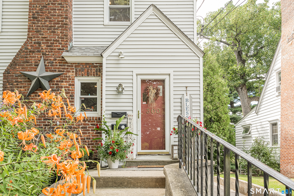 300 Hubbard Avenue - Photo 2