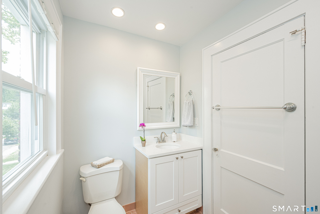 300 Hubbard Avenue - Photo 8
