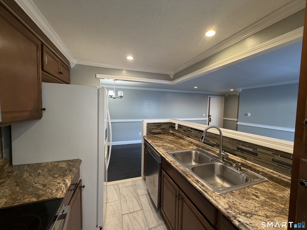 509 Burnside Avenue - Photo 2