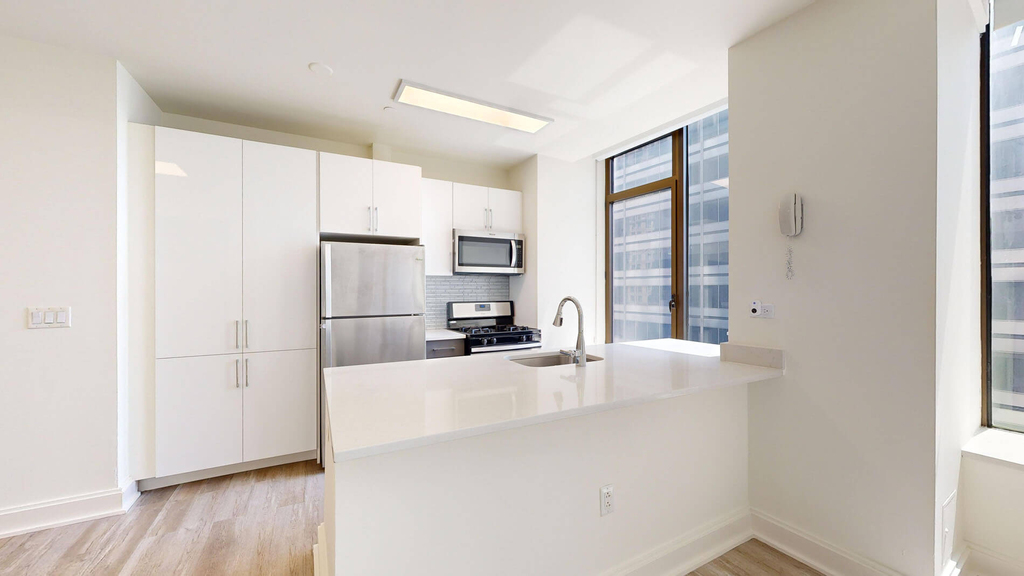 10 Hanover Square - Photo 1