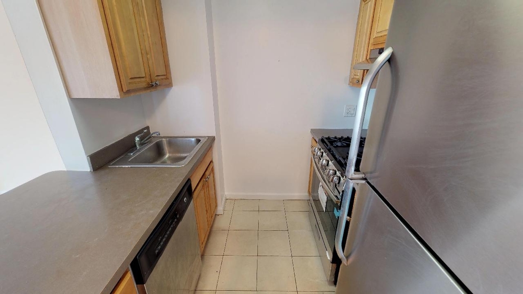 102-02 Queens Blvd - Photo 2
