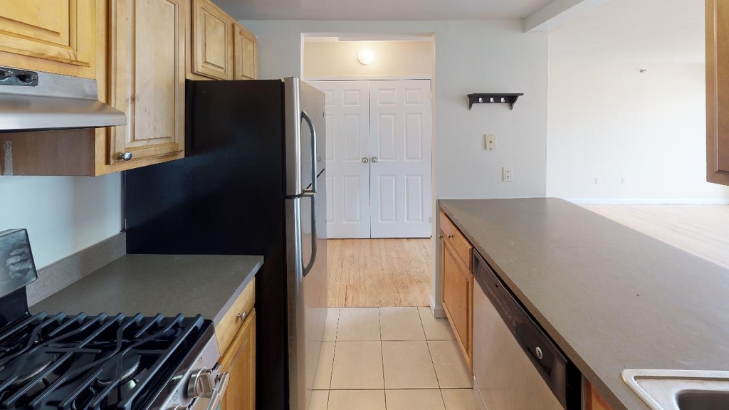 102-02 Queens Blvd - Photo 3