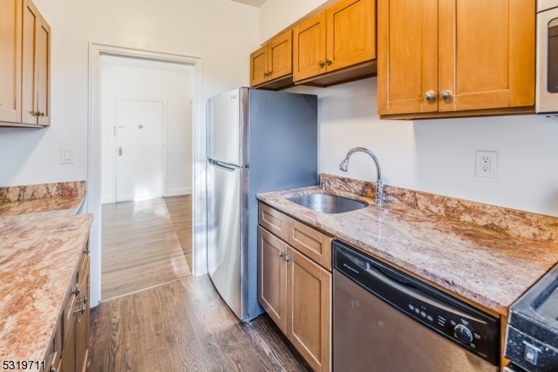 10 N Ridgewood Rd - Photo 1