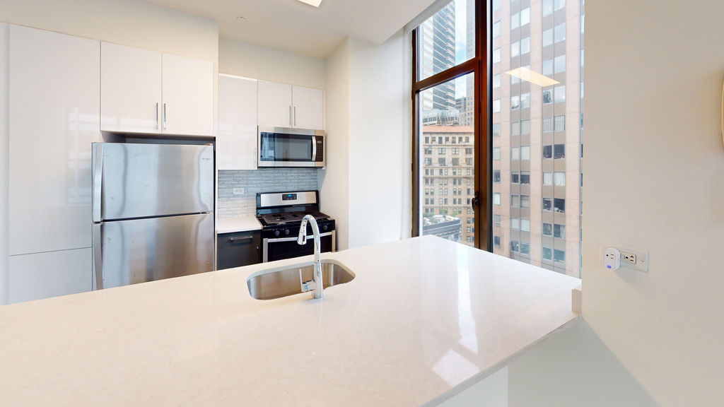 10 Hanover Square - Photo 1