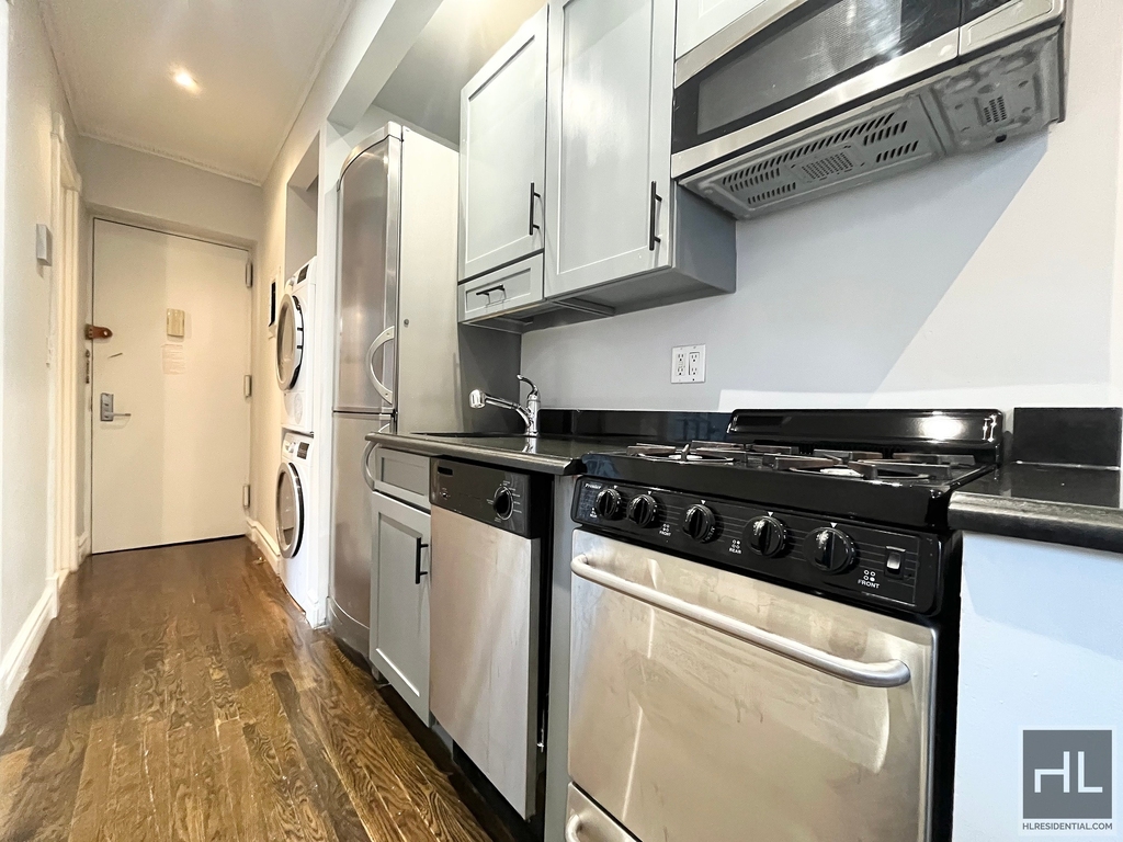 East 13 Street - Photo 4