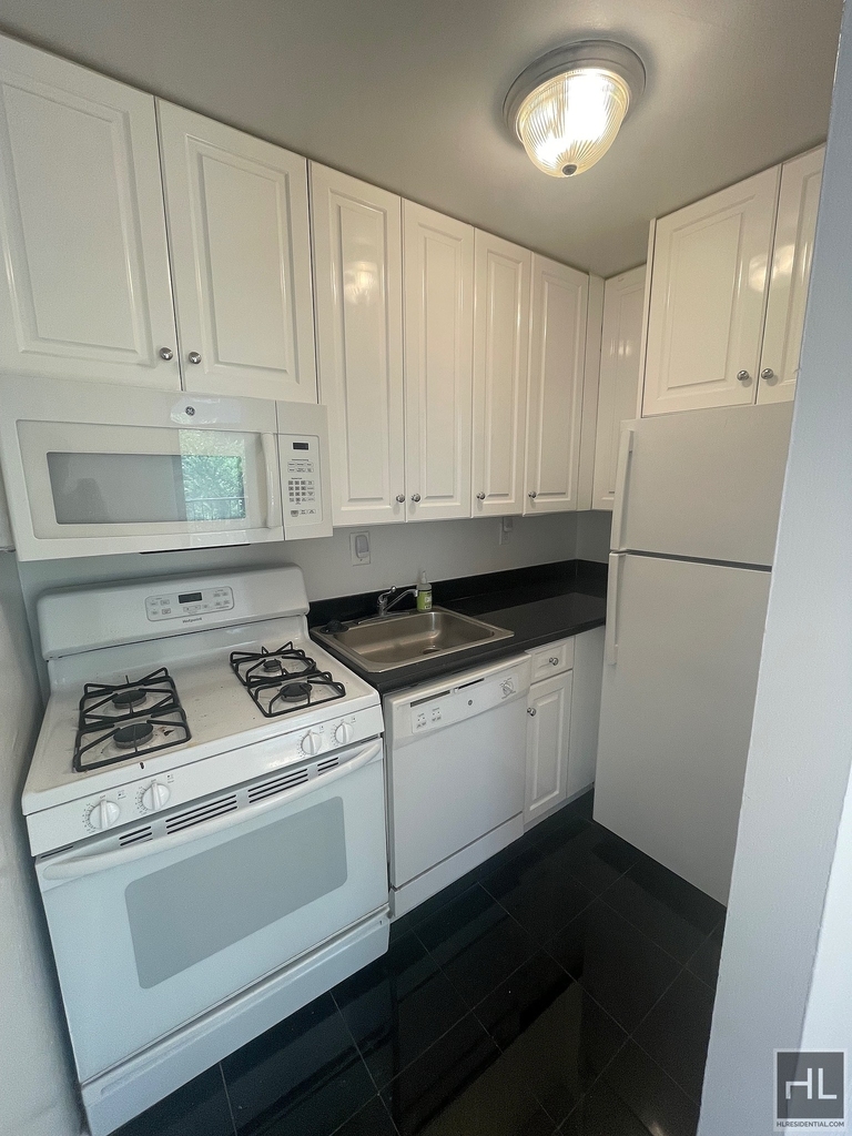 East 12th Street - Photo 5