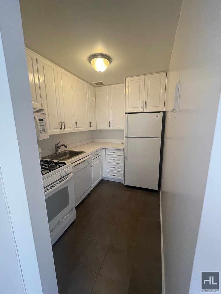 East 12th Street - Photo 5