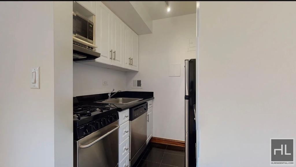 West 13 Street - Photo 2