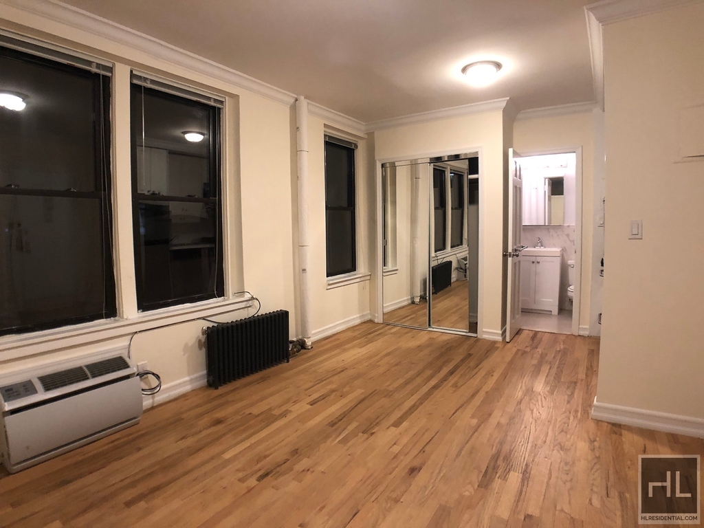 East 58 Street - Photo 1